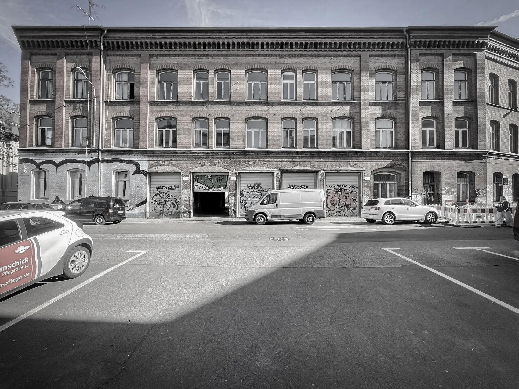Gesamtansicht der Klinkerfassade im Bestand