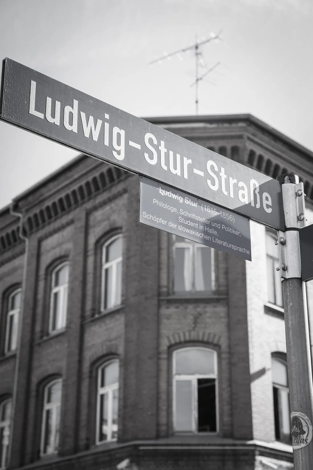 Stra&szlig;enschild Ludwig-Stur-Stra&szlig;e vor dem Geb&auml;ude im Bestand