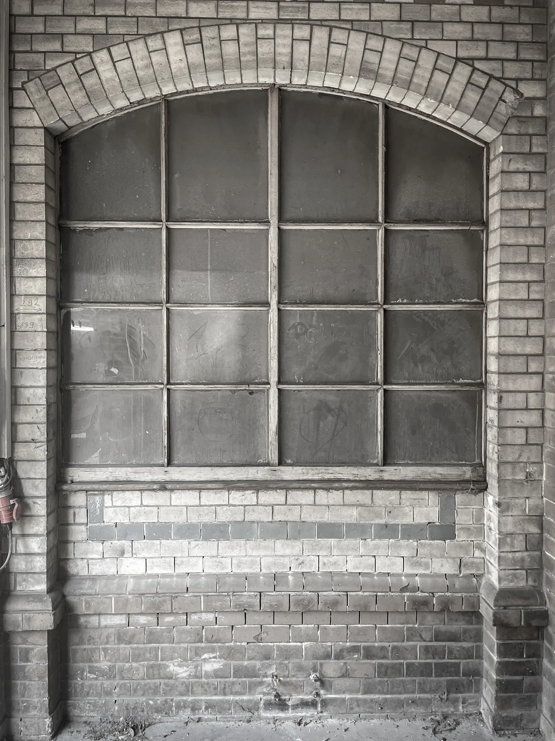 Gro&szlig;es historisches Werkstattfenster in der Klinkerfassade