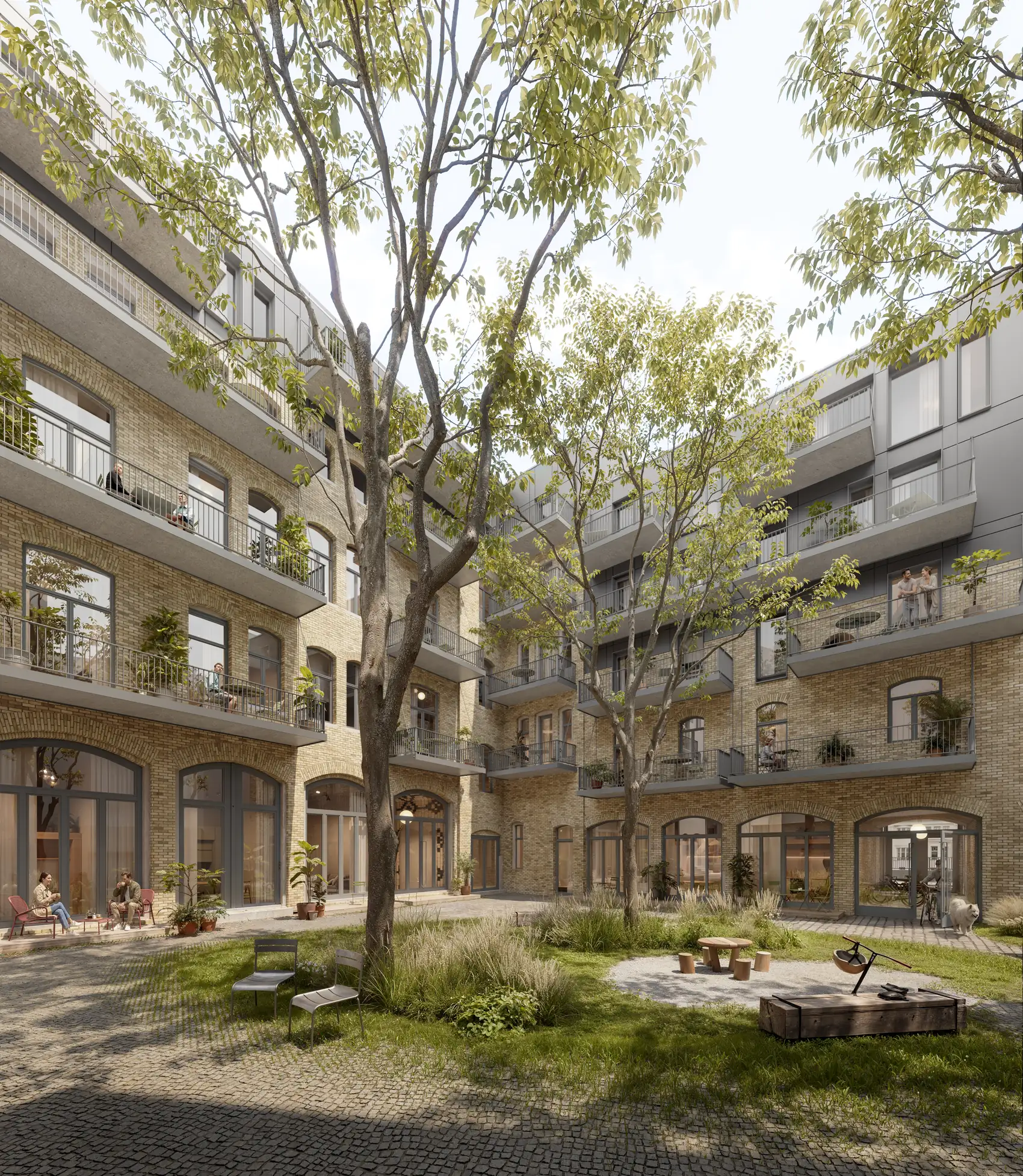 Neu gestalteter Innenhof mit gro&szlig;em Baum
